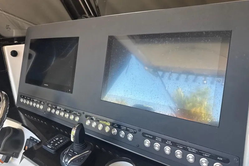 Hat Trick Yacht Photos Pics Twin garmins