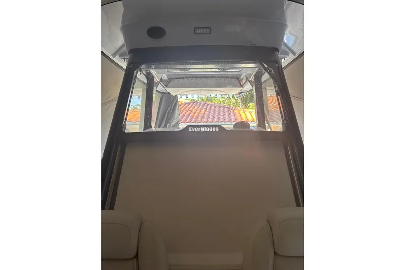 Hat Trick Yacht Photos Pics Electronic windshield