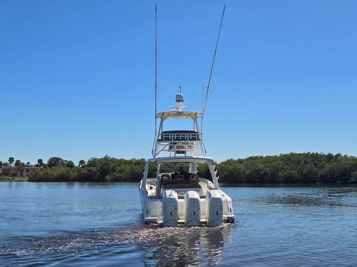  Yacht Photos Pics Boston Whaler 420 Outrage 2023 on calm water.