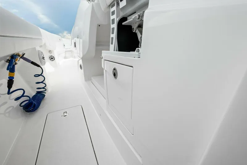 Galati Yacht Sales Trade Yacht Photos Pics 2020 Intrepid 400 CC - Fresh Water Hose