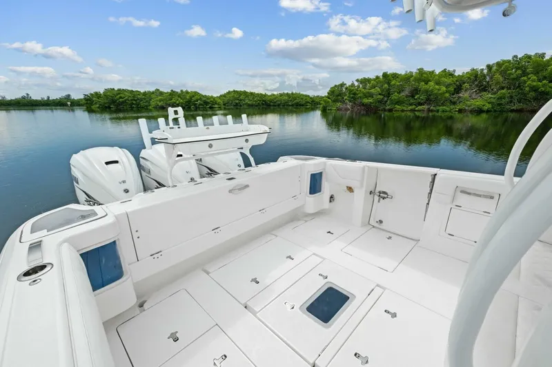 Galati Yacht Sales Trade Yacht Photos Pics 2020 Intrepid 400 CC - Cockpit