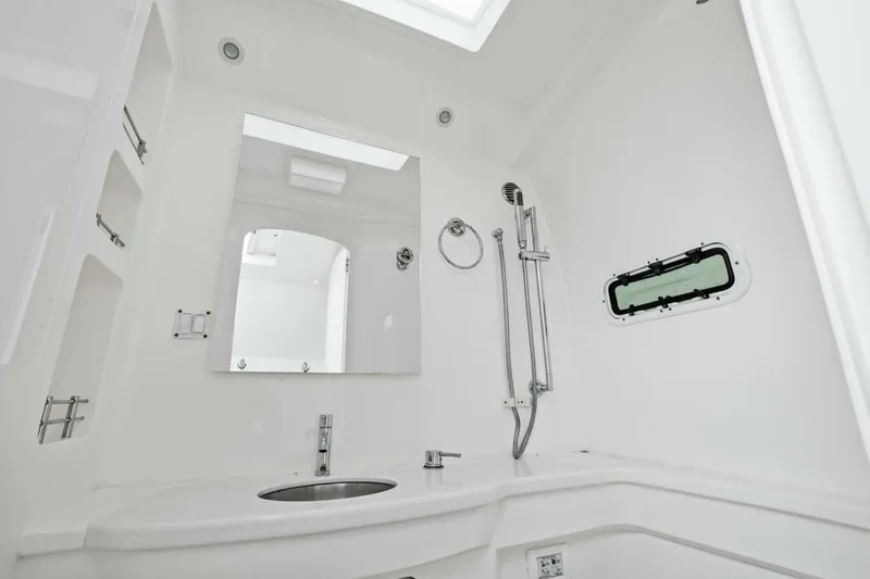 Galati Yacht Sales Trade Yacht Photos Pics 2020 Intrepid 400 CC -Head