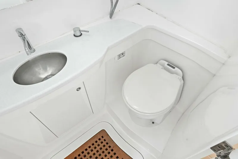 Galati Yacht Sales Trade Yacht Photos Pics 2020 Intrepid 400 CC - Head