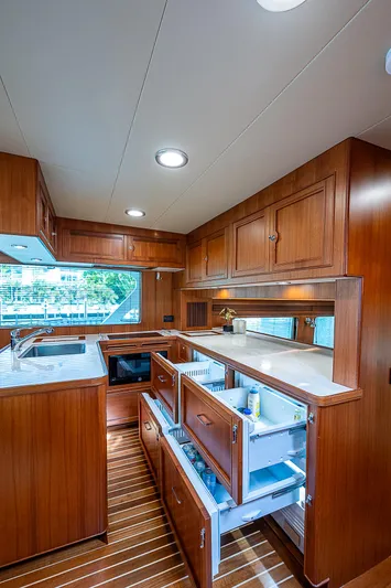 Insanity Yacht Photos Pics 