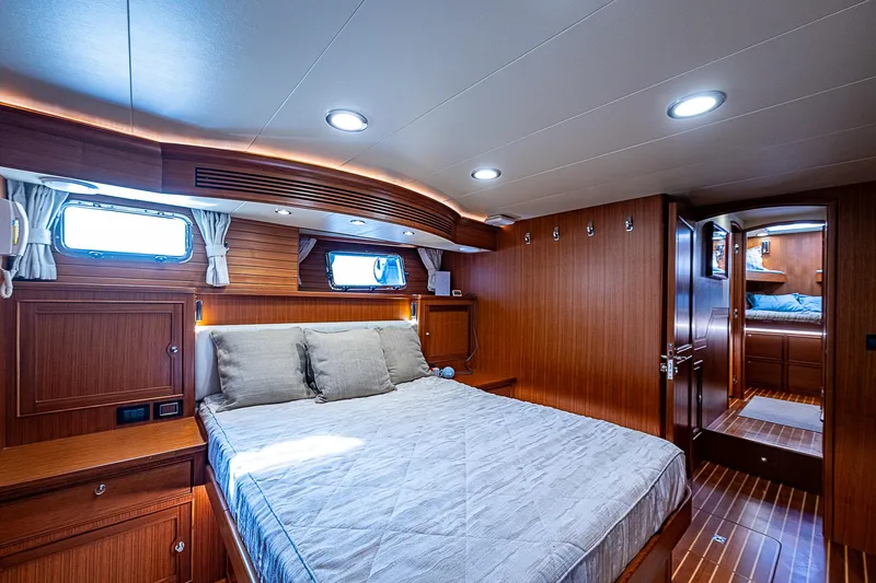 Insanity Yacht Photos Pics 