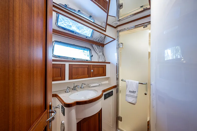 Insanity Yacht Photos Pics 