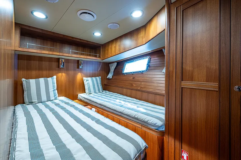 Insanity Yacht Photos Pics 