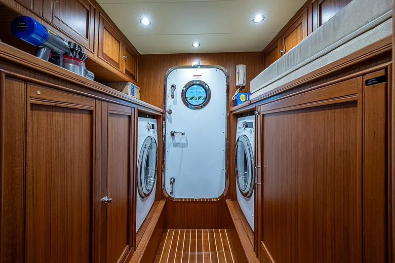 Insanity Yacht Photos Pics 