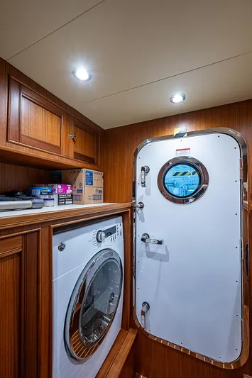 Insanity Yacht Photos Pics 