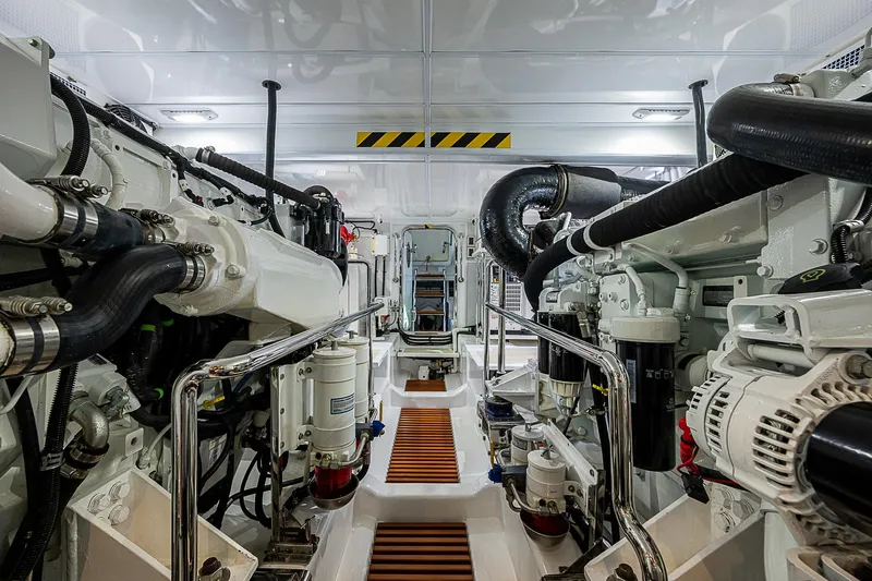 Insanity Yacht Photos Pics 