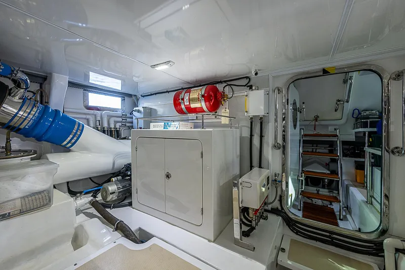 Insanity Yacht Photos Pics 