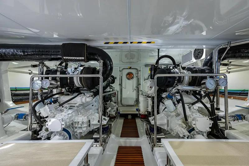 Insanity Yacht Photos Pics 