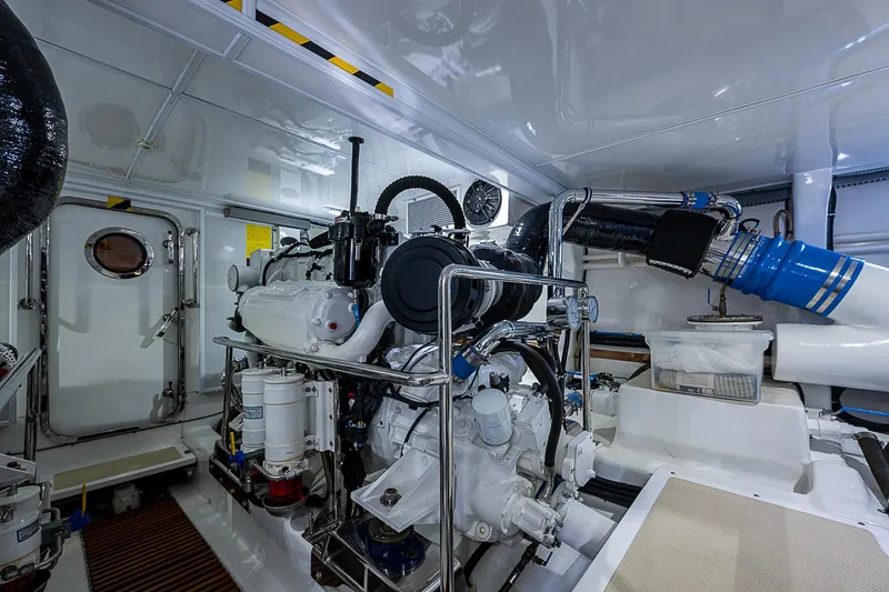 Insanity Yacht Photos Pics 