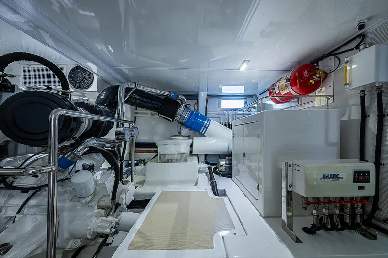 Insanity Yacht Photos Pics 