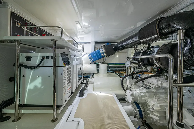 Insanity Yacht Photos Pics 