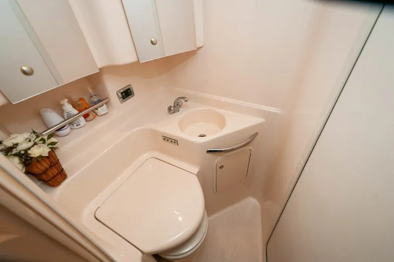 Had 2 Have It Yacht Photos Pics 2003 Sea Ray 380 Sundancer- Head