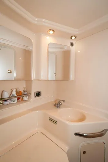 Had 2 Have It Yacht Photos Pics 2003 Sea Ray 380 Sundancer- Head