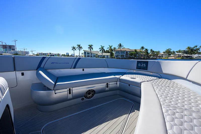 Palladium Yacht Photos Pics Midnight Express 43 PALLADIUM - Forward Bow Seating