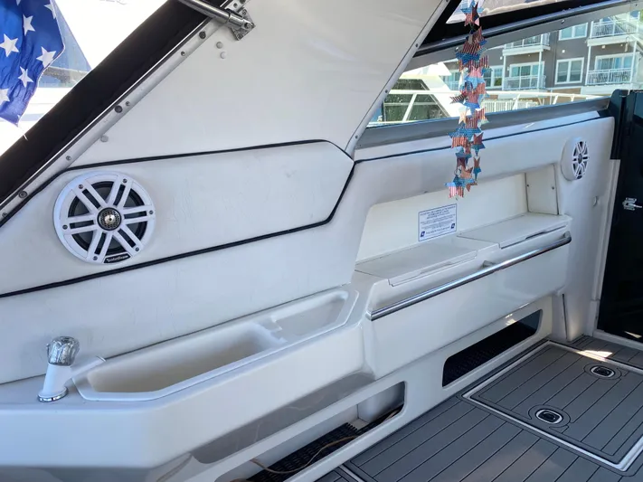  Yacht Photos Pics Interior of 1993 Sea Ray 500 Sundancer yacht with speakers and seating.