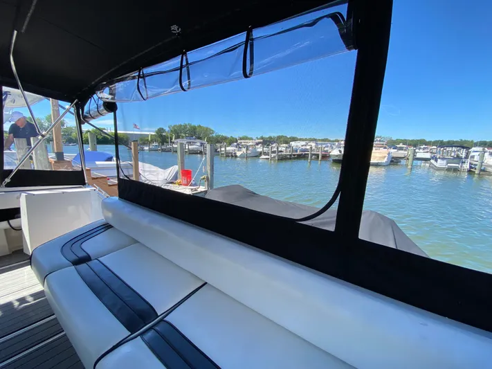  Yacht Photos Pics Interior view of 1993 Sea Ray 500 Sundancer yacht at marina.