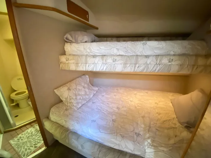  Yacht Photos Pics Interior cabin of 1993 Sea Ray 500 Sundancer with bunk beds and adjacent bathroom.