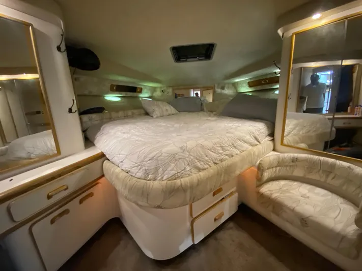  Yacht Photos Pics Luxurious cabin interior of 1993 Sea Ray 500 Sundancer yacht with cozy bed and mirrors.
