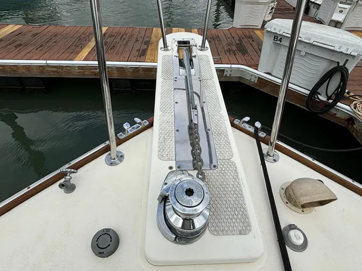 Gullywhumper Yacht Photos Pics Bow of 2001 Ellis 36 Flybridge with anchor chain and winch at dock.