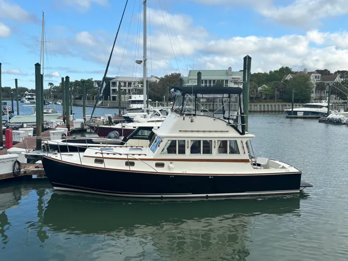 Gullywhumper Yacht Photos Pics 2001 Ellis 36 Flybridge boat docked in a marina with clear skies.