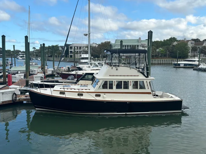 Gullywhumper Yacht Photos Pics 2001 Ellis 36 Flybridge boat docked in a marina with surrounding boats and buildings.