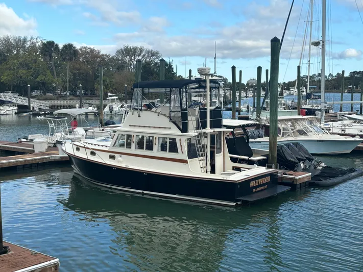 Gullywhumper Yacht Photos Pics Ellis 36 Flybridge 2001 boat docked in a marina with other vessels.