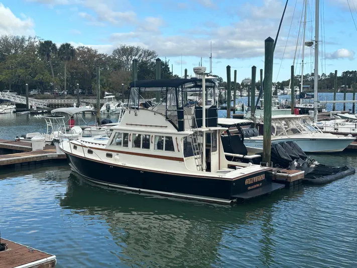 Gullywhumper Yacht Photos Pics Ellis 36 Flybridge 2001 boat docked in a marina with other vessels.