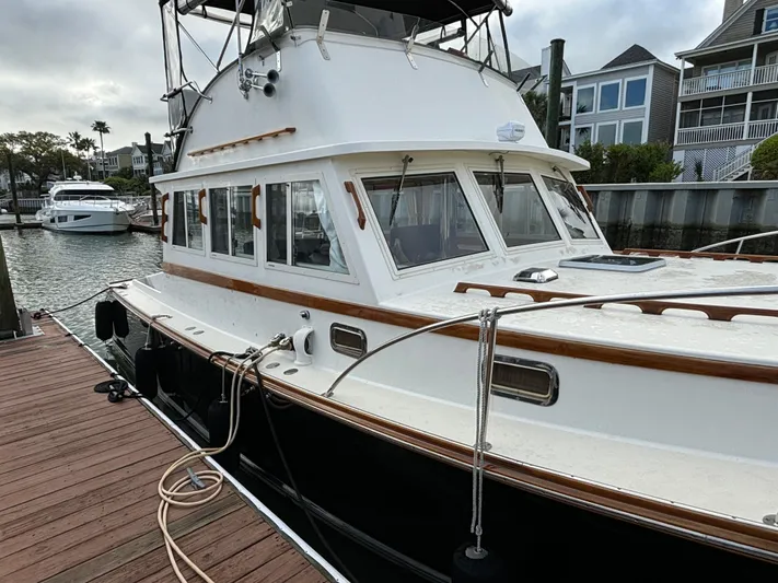 Gullywhumper Yacht Photos Pics 2001 Ellis 36 Flybridge docked, showcasing classic design and spacious cabin.