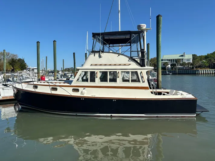 Gullywhumper Yacht Photos Pics 2001 Ellis 36 Flybridge boat docked in a marina under clear blue skies.