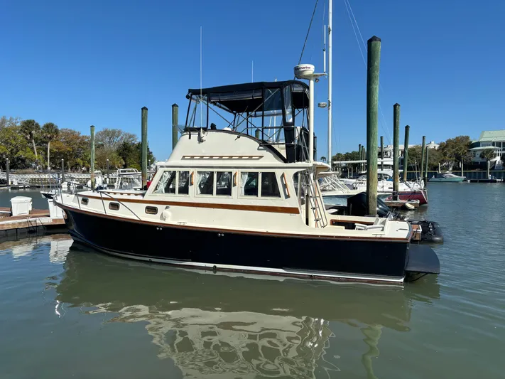 Gullywhumper Yacht Photos Pics 2001 Ellis 36 Flybridge boat docked in a marina under clear blue skies.