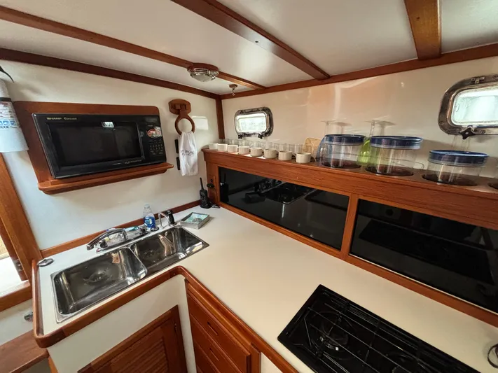 Gullywhumper Yacht Photos Pics Galley of 2001 Ellis 36 Flybridge with sink, stove, and microwave.