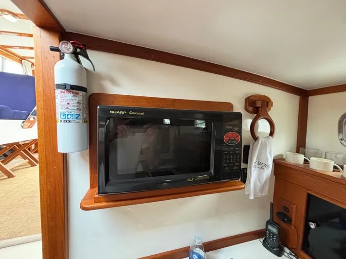 Gullywhumper Yacht Photos Pics Microwave and fire extinguisher in 2001 Ellis 36 Flybridge boat interior.