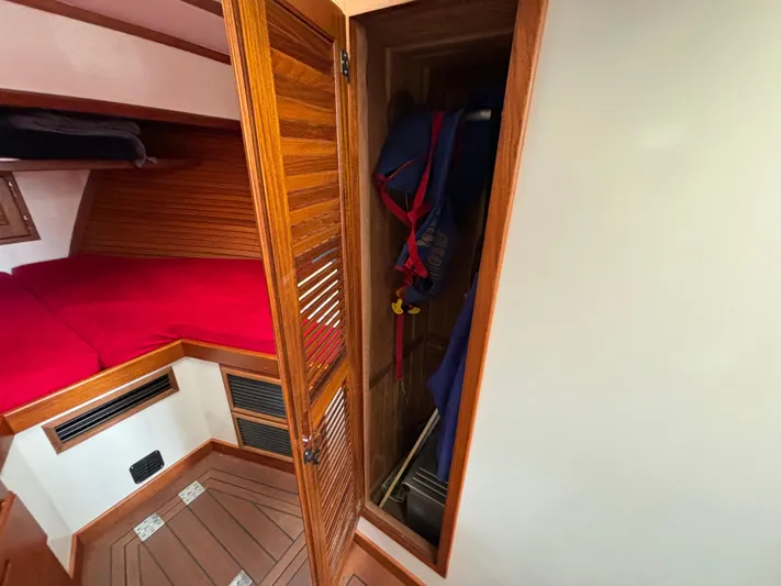 Gullywhumper Yacht Photos Pics Interior of 2001 Ellis 36 Flybridge with wooden closet and red bedding.