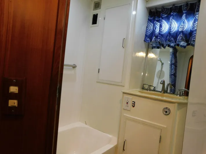 Fin's Yacht Photos Pics 