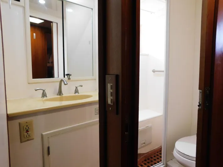 Fin's Yacht Photos Pics 