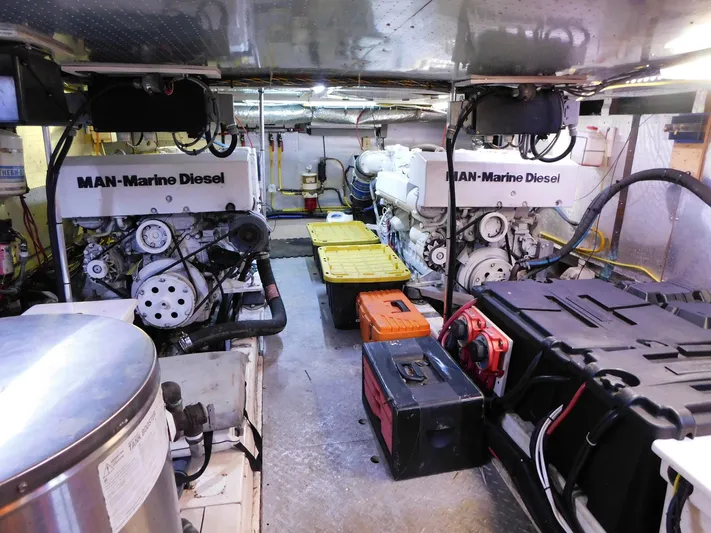 Fin's Yacht Photos Pics 