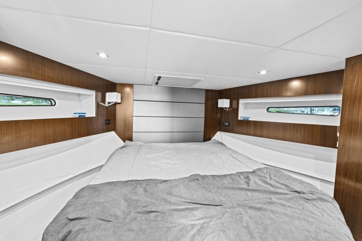 2022 Cruisers Yachts 42 