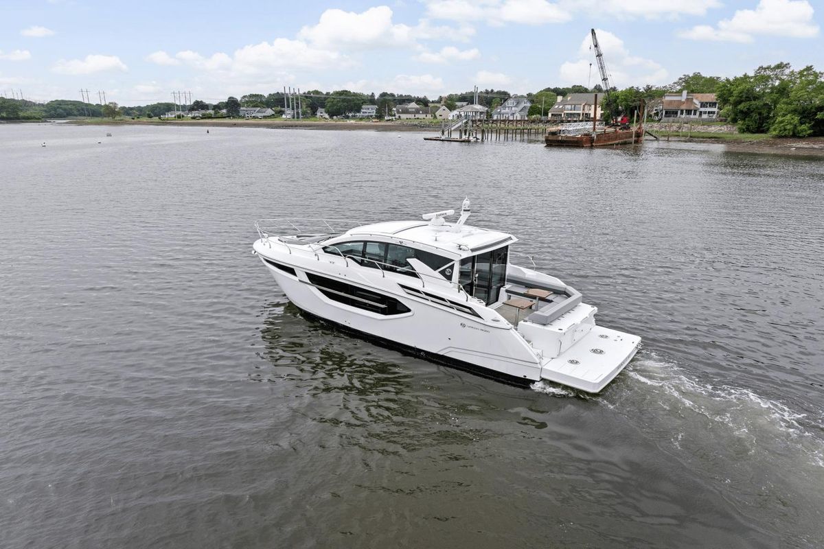 2022 Cruisers Yachts 42 