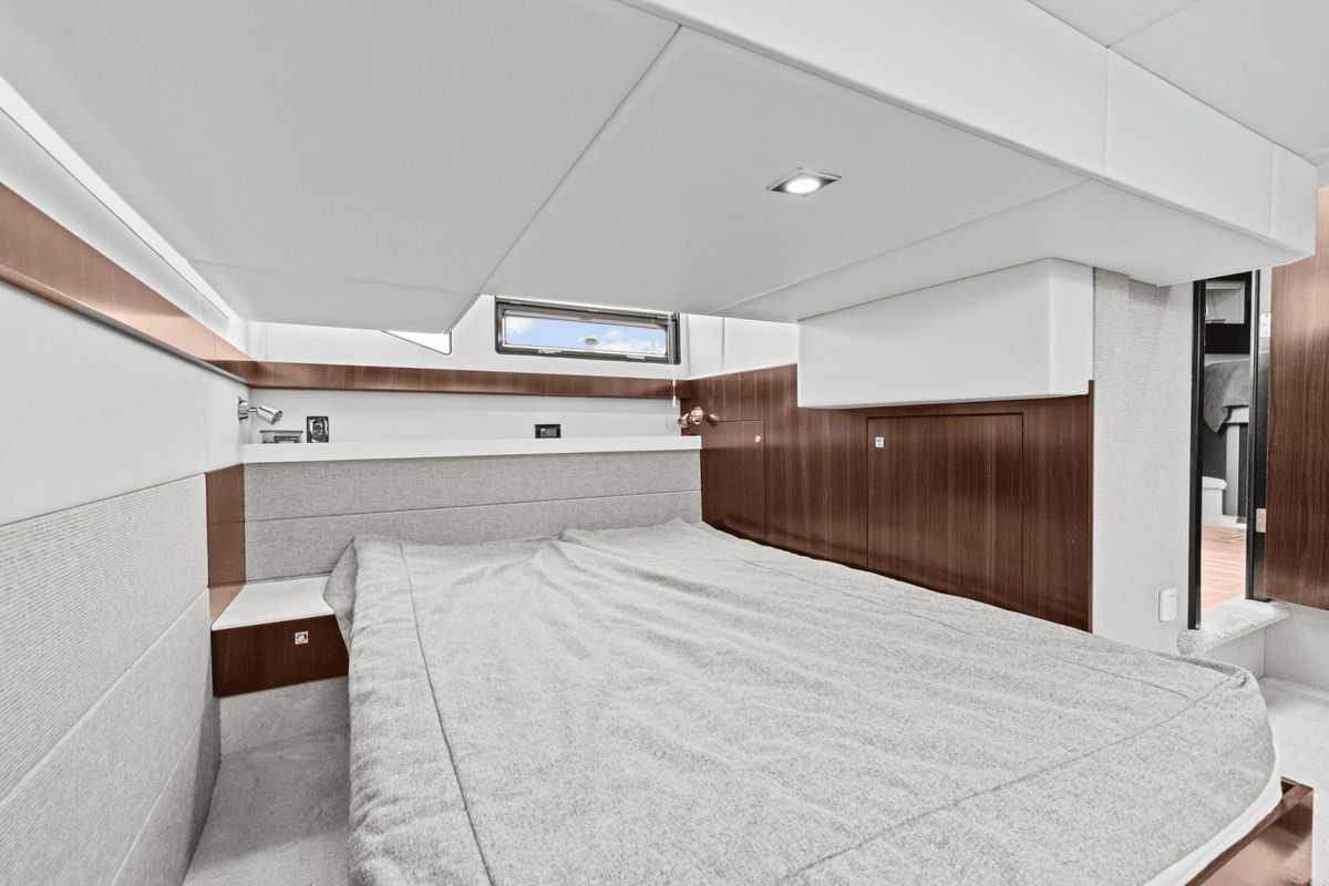 2022 Cruisers Yachts 42 