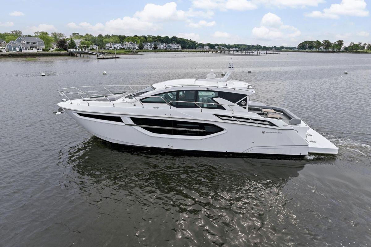 2022 Cruisers Yachts 42 