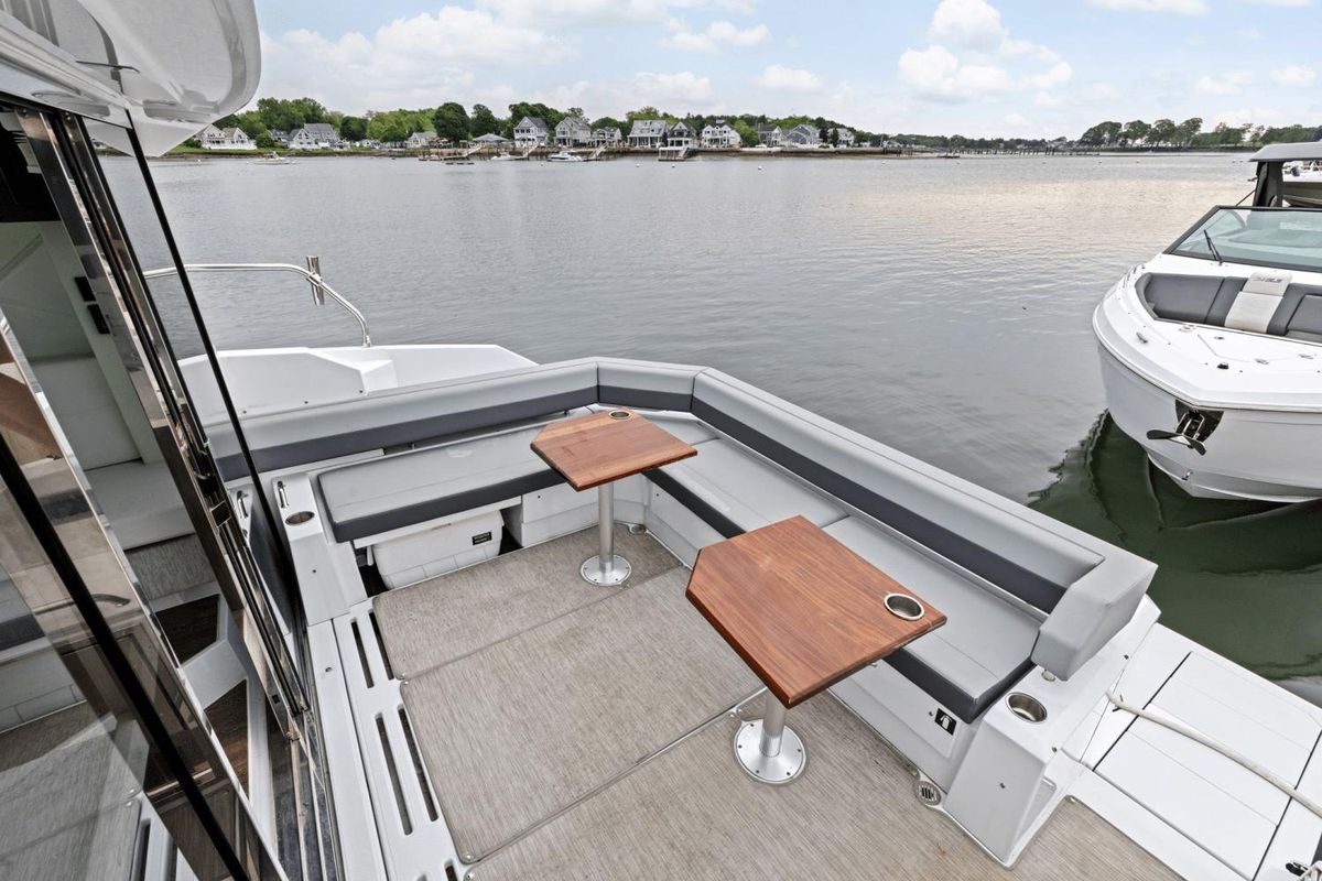 2022 Cruisers Yachts 42 