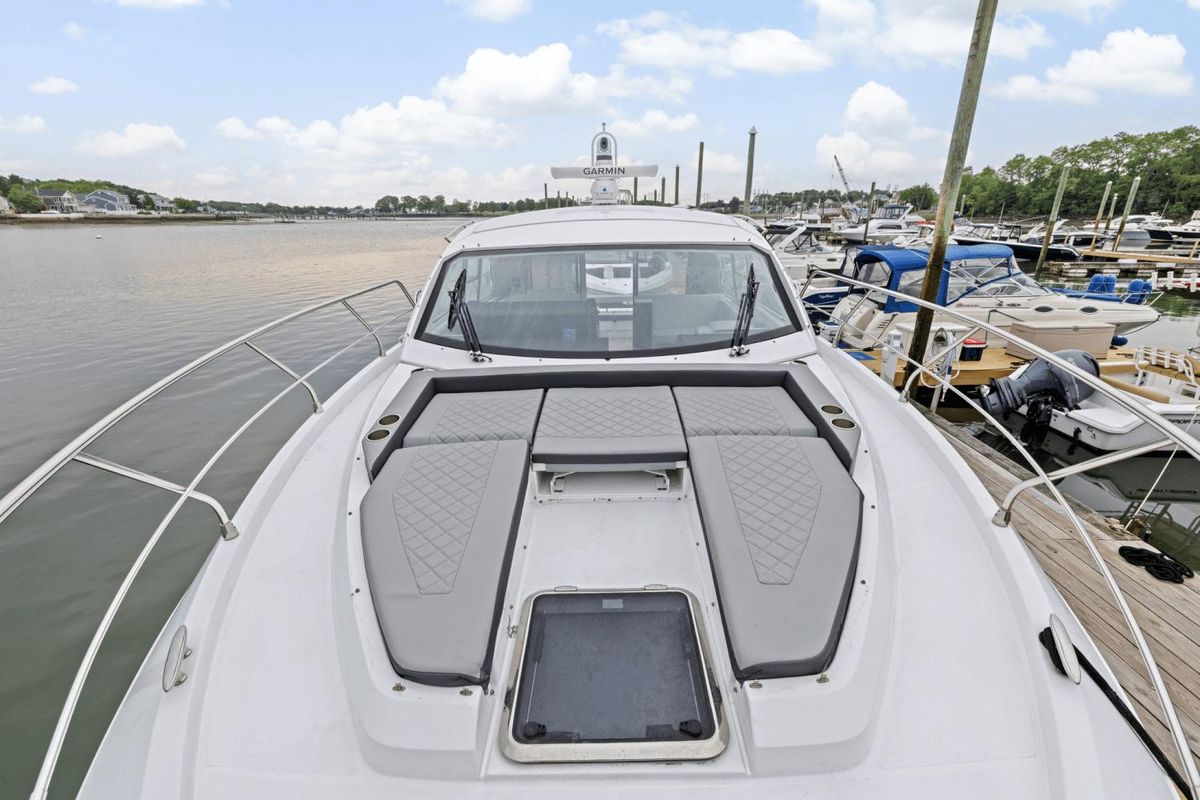 2022 Cruisers Yachts 42 