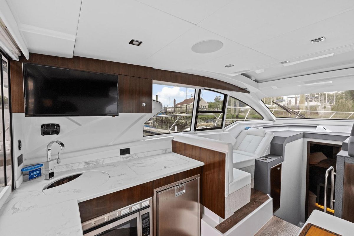 2022 Cruisers Yachts 42 
