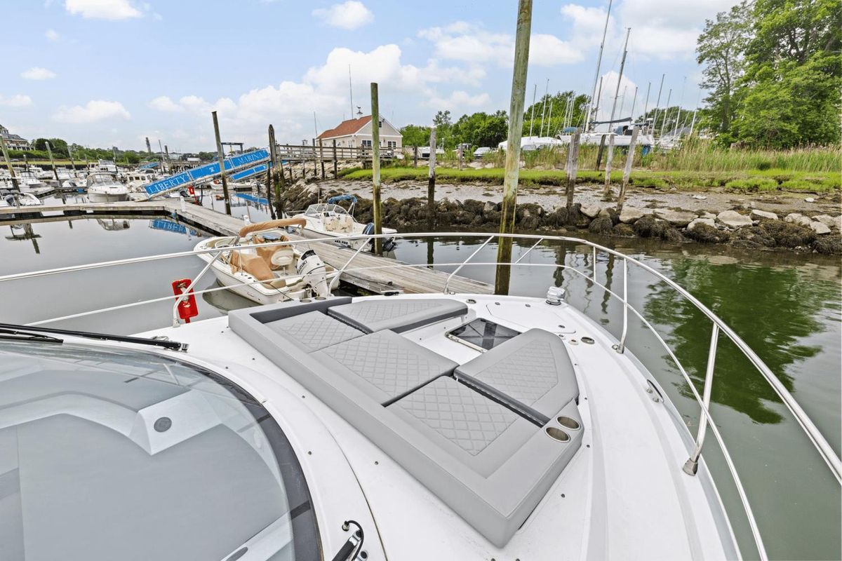 2022 Cruisers Yachts 42 