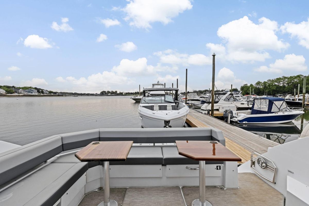 2022 Cruisers Yachts 42 