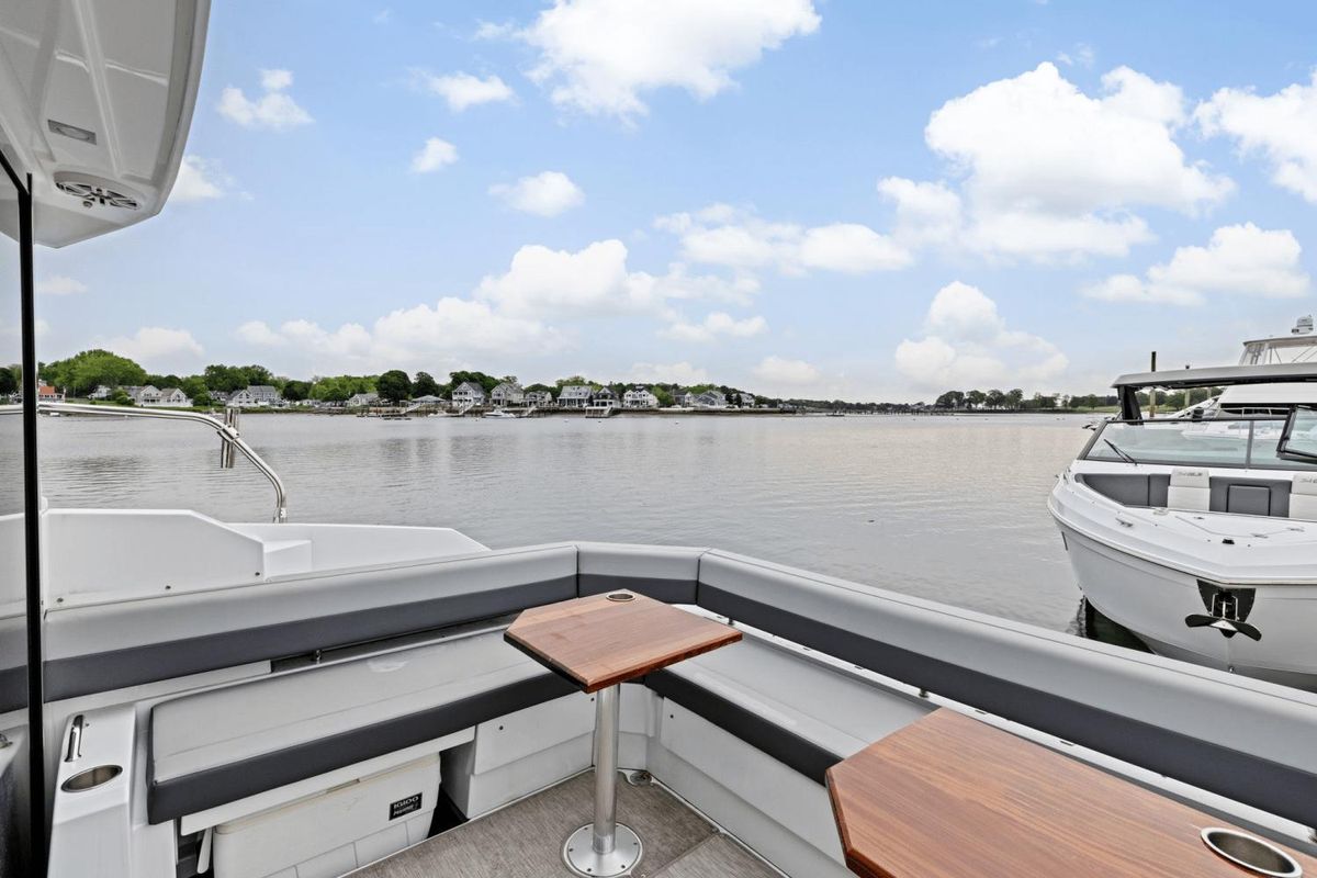 2022 Cruisers Yachts 42 